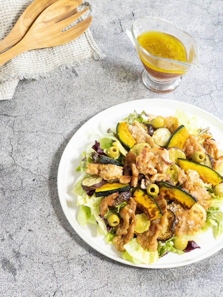 カリカリ豚肉と秋野菜のサラダの画像