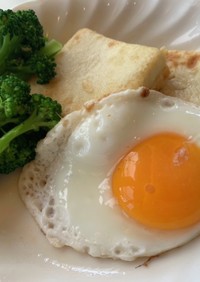 黄身が見える超半熟目玉焼きと豆腐ステーキ