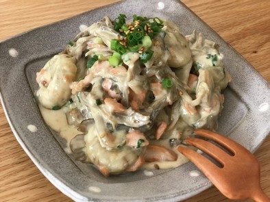 ごまニョッキ舞茸と鮭の味噌クリームソースの写真