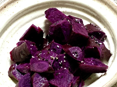 紫芋でおいもさんだけのおかずの写真