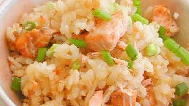 ご飯 鮭 炊き込み 塩鮭で作る簡単炊き込みごはんのレシピ/作り方：白ごはん.com