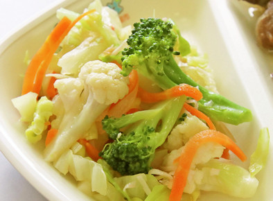 【学校給食】花野菜のサラダの写真