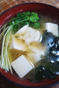 豆腐とわかめと貝割れ菜のお味噌汁！