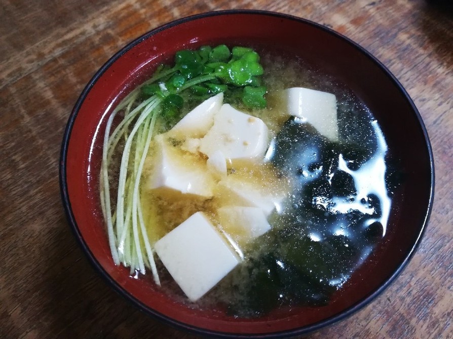 豆腐とわかめと貝割れ菜のお味噌汁！の画像