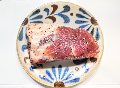塩胡椒で豚ロース肉ブロックの下ごしらえの写真
