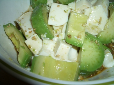 アボカドと豆腐のサラダの写真