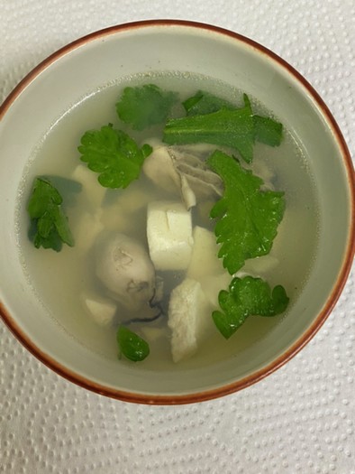 牡蠣豆腐湯(牡蠣と豆腐、春菊のスープ）の写真
