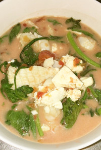海鮮と春菊のココナッツトマトスープ
