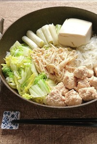 鶏鍋（白菜、ネギ、マロニーえのき、豆腐）