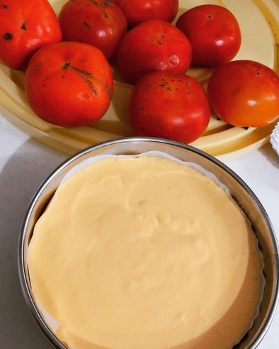 完熟柿を使ったレアチーズケーキの写真