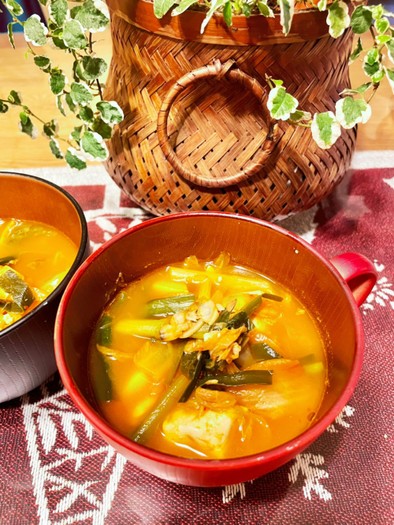 家族で食べる簡単スンドゥブチゲ風スープの写真
