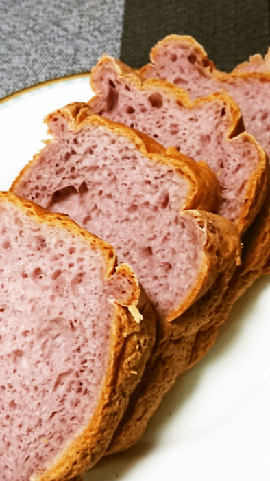 紫芋のパウダー入り米粉パンの写真