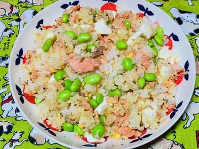 鮭枝豆卵の混ぜご飯の写真