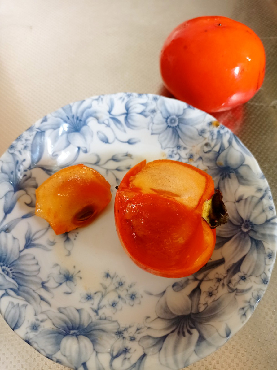 柿の食べ方（スプーンですくって）の画像