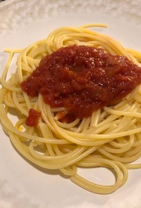 丁寧に作ったトマトソースのスパゲッティ