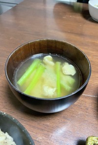 鶏皮とほうれん草の中華スープ