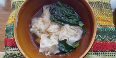小松菜とエビワンタンのスープの写真