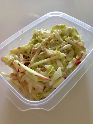 りんご&白菜（キャベツ）ツナのサラダの写真