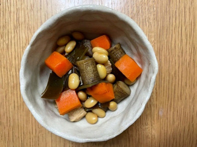 豆と根菜の煮物の写真