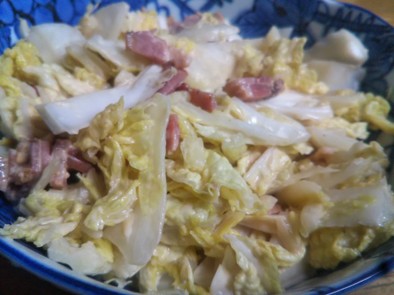 白菜とカリカリベーコンのサラダの写真