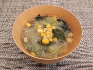 白菜とコーンの春雨スープの写真