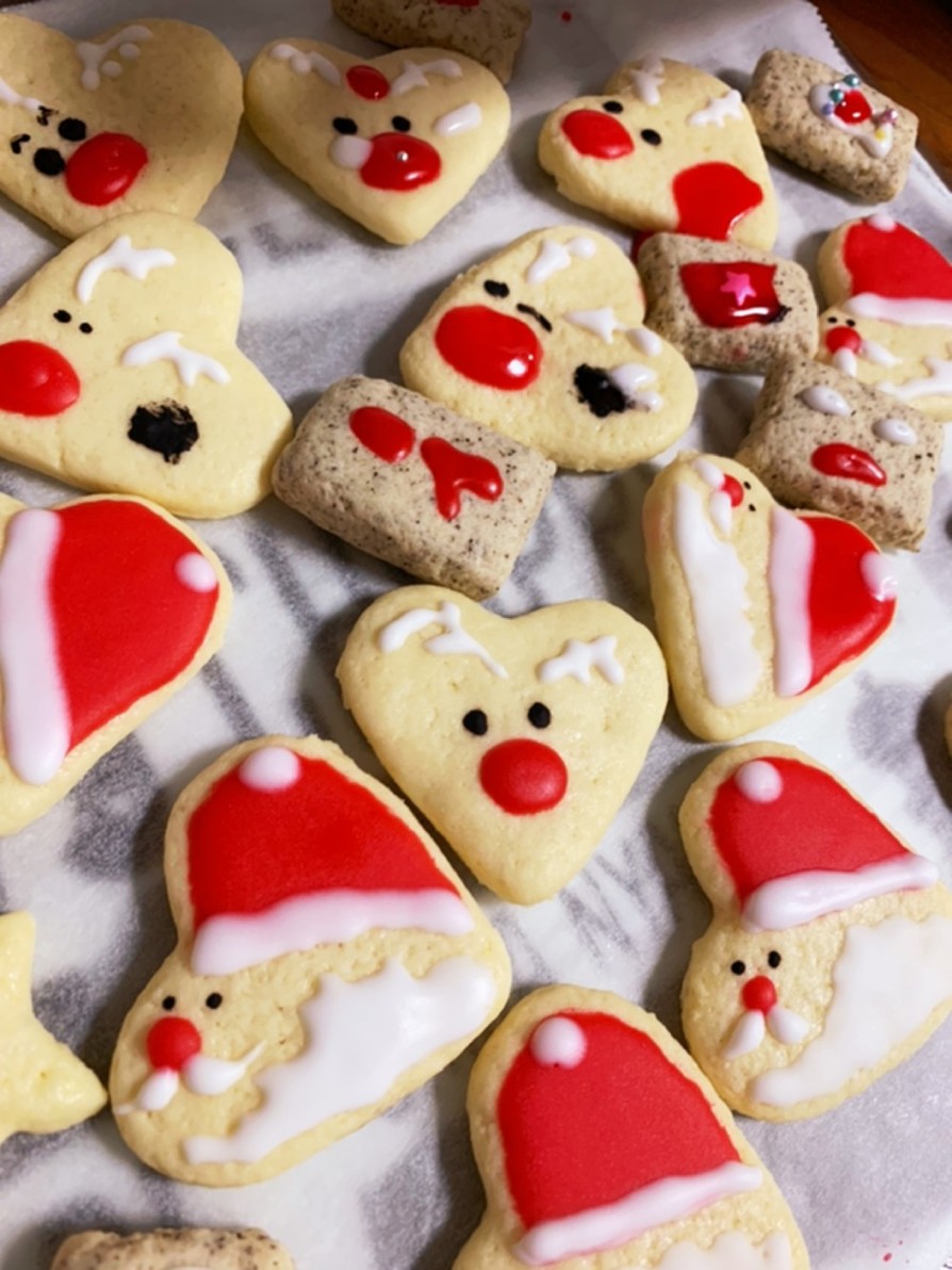 ハートの型でクリスマスアイシングクッキーの画像
