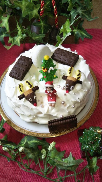 市販のスポンジとお菓子でクリスマスケーキの写真