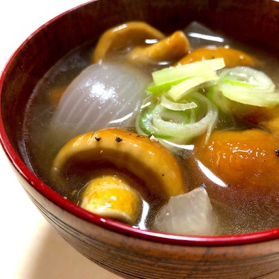 カラダ喜ぶ！特大なめこと玉葱の中華スープの写真