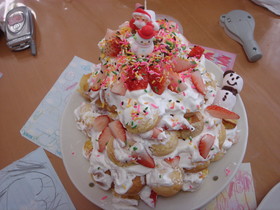 子供達が作るツリーケーキ♪