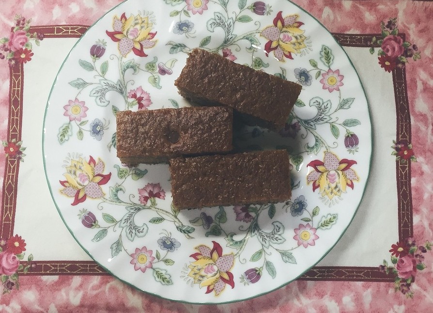 チョコチップたっぷりチョコレートケーキの画像