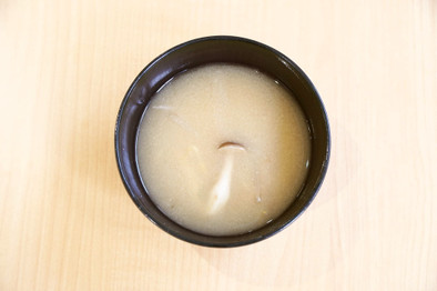 もやしとしめじの味噌汁の写真