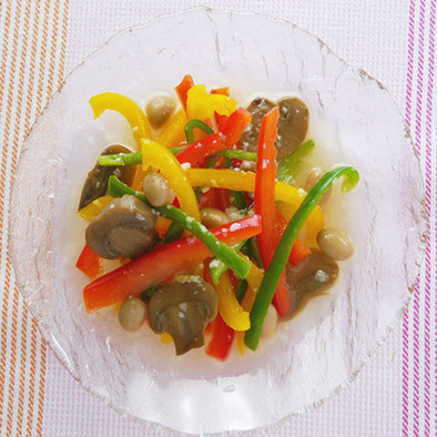マッシュルームと野菜と豆のマリネの写真