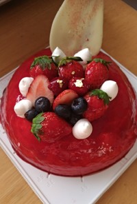 苺とラズベリーのドームケーキ