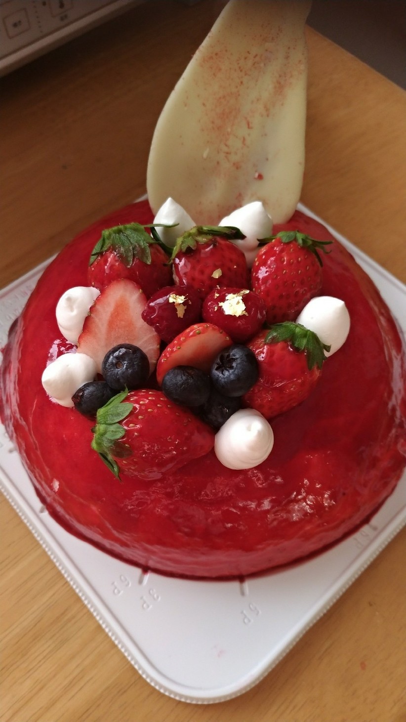 苺とラズベリーのドームケーキの画像