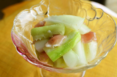 モーウィ(赤瓜)とヘチマの塩ドレサラダの写真