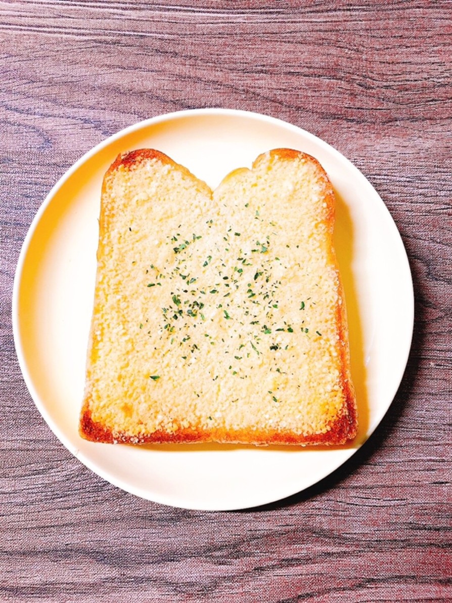 粉チーズとオリーブオイルのトーストの画像