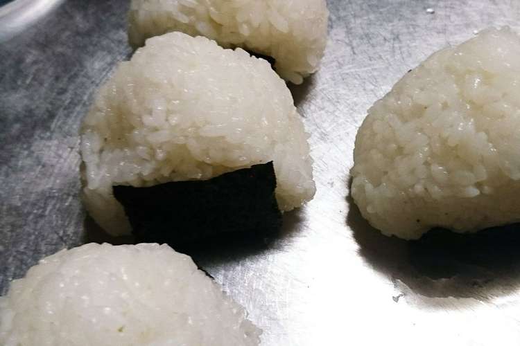 超簡単 コンビニの塩むすび レシピ 作り方 By Michi 630 クックパッド 簡単おいしいみんなのレシピが368万品