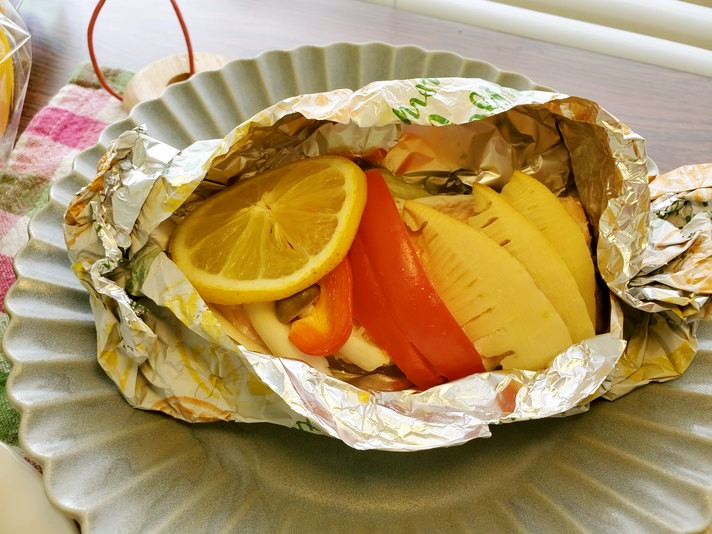 魚と野菜のホイル焼きの画像