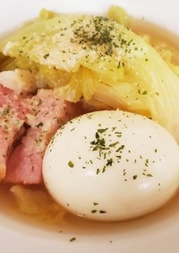 キャベツと卵とベーコンのスープ