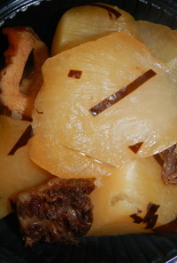 おでんの煮汁で…桜島大根を煮る。