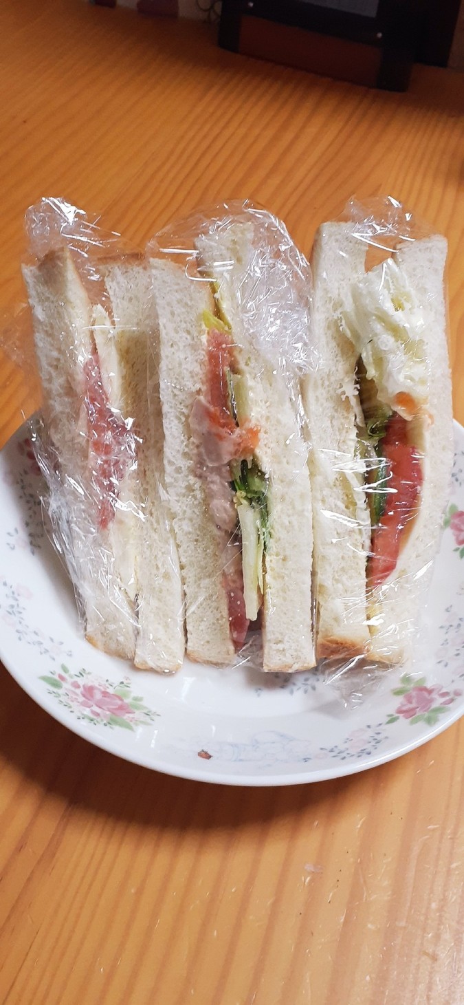 野菜たっぷりサンドイッチの画像