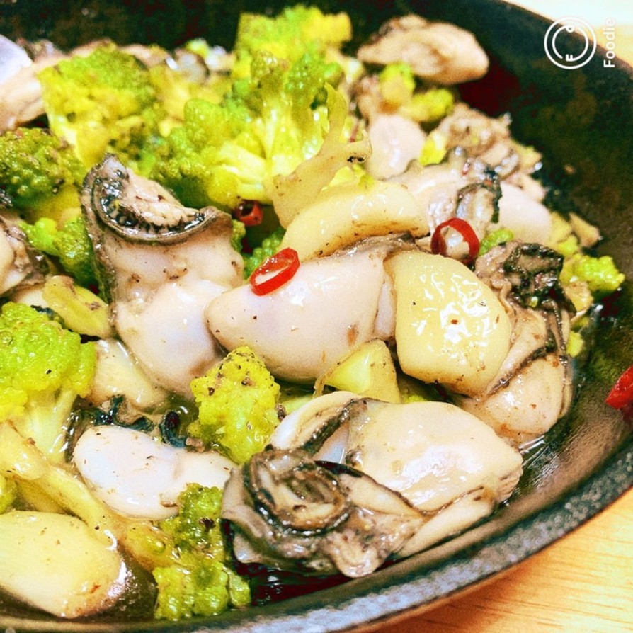 生食牡蠣とニンニクと野菜のレアアヒージョの画像