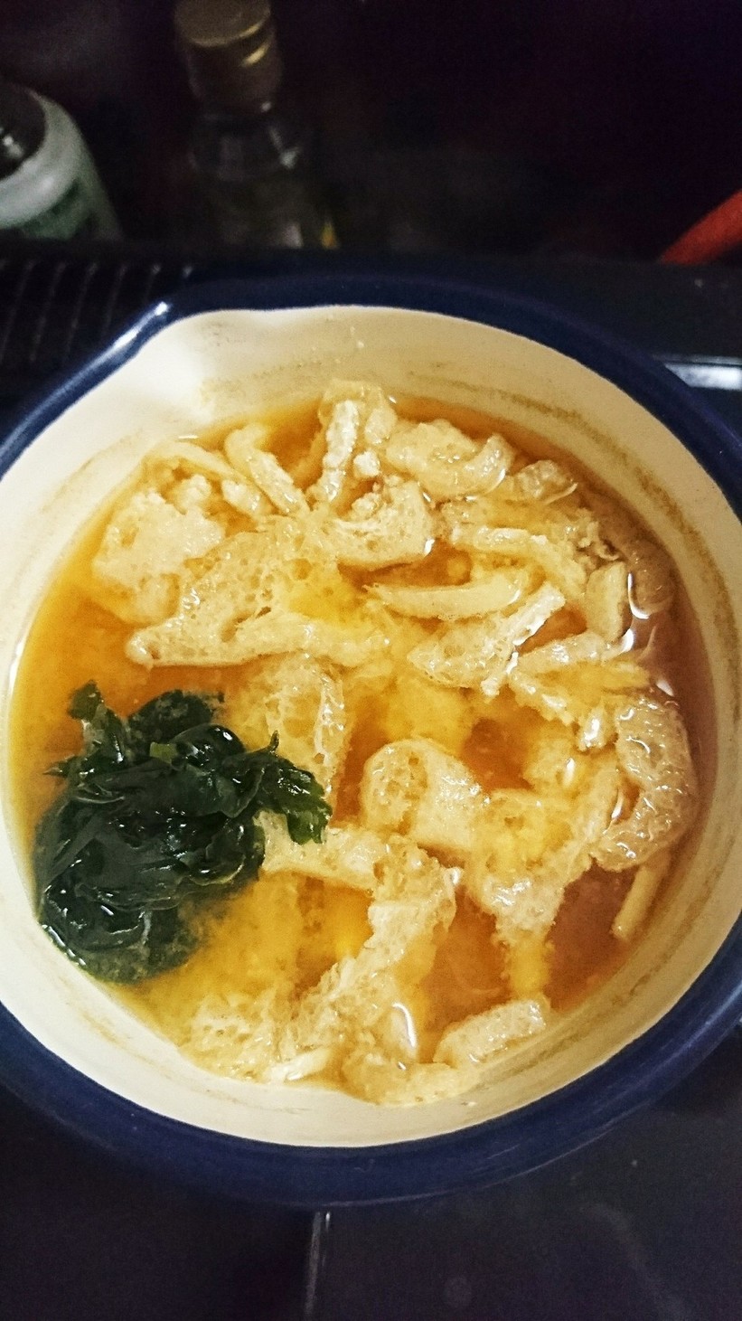 豆腐と揚げとわかめのお味噌汁の画像