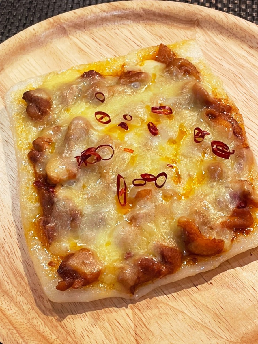 残ったお餅で！チーズタッカルビ風餅ピザの画像