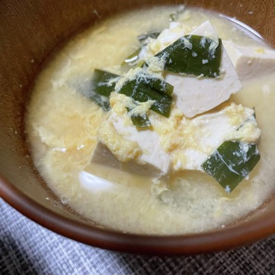 ニラ卵とお豆腐のお味噌汁の写真