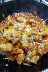 韓国風　鶏肉のキムチ炒め　チーズ乗せ