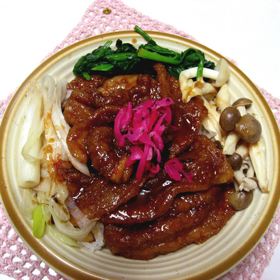 油淋肉片飯（揚げ豚肉　タレ漬けご飯のせ）の写真