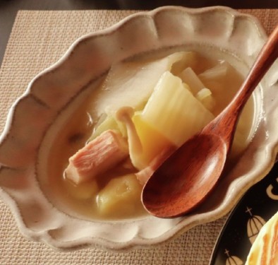 白菜とベーコンのコンソメスープの写真