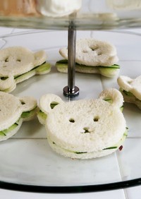 くま型きゅうりのサンドイッチ