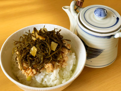 ささっと簡単！柚子薫るひじきの納豆茶漬けの写真